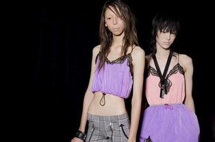 女模特表演吃瓜,女模特演绎夏日吃瓜风情